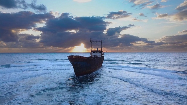 飞过海面，船只搁浅视频素材