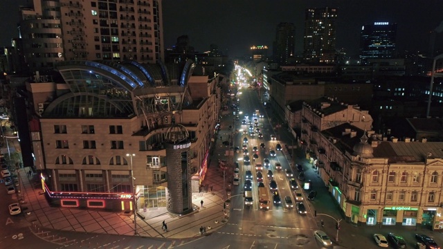 城市道路上繁忙交通的鸟瞰图。基辅,乌克兰。视频素材