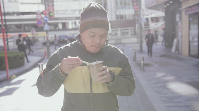 日本东京，一名亚洲男子端着一碗汤，吃着传统的日本食物视频素材