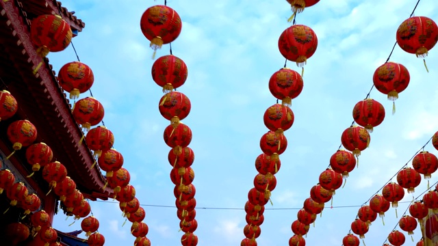 许多人在神龛里摆着中国新年装饰的灯笼。彩灯上的祝福文字寓意拥有财富和幸福视频素材