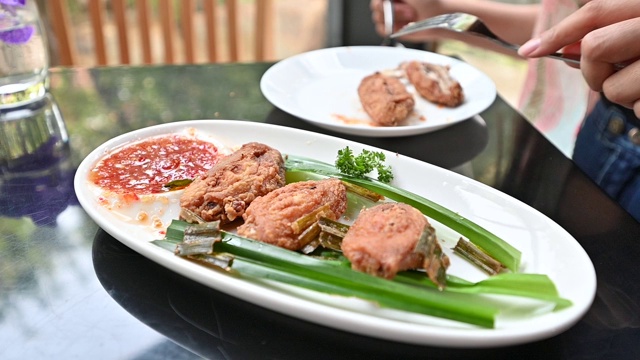 脆炸鸡食谱。用甜辣酱油炸烹饪点心和入口食品。视频素材