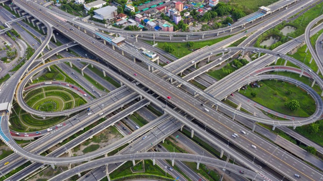 Hyperlapse或Dronelapse俯视图环岛交换的城市视频素材