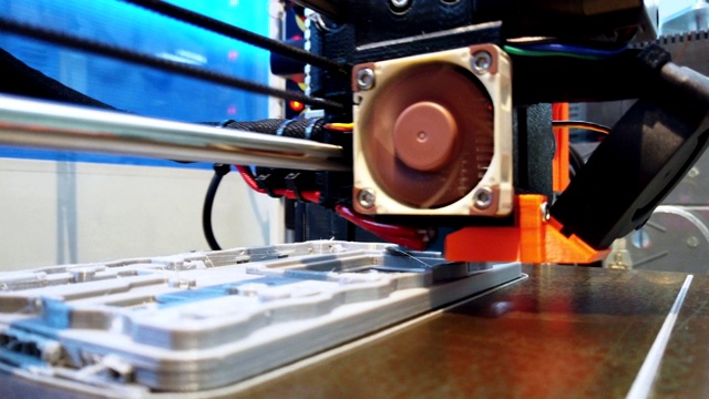 自动三维3d打印机执行产品创造。现代3D打印技术可以帮助制作原型。视频素材