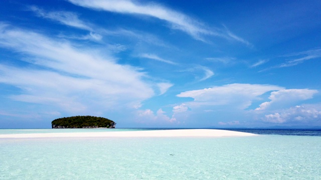 退潮留下的沙洲，蓝天，夏日海景视频素材