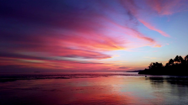 黄昏天空和海景背景，日落后色彩斑斓视频下载
