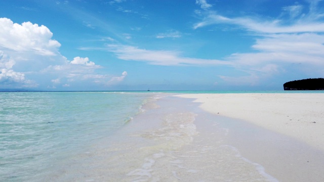 退潮留下的沙洲，蓝天，夏日海景视频素材