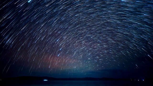 黑暗天空上的星迹，海景附近的夜景视频素材