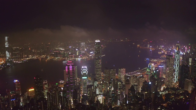 无人机夜间在中国香港鸟瞰城市景观视频素材