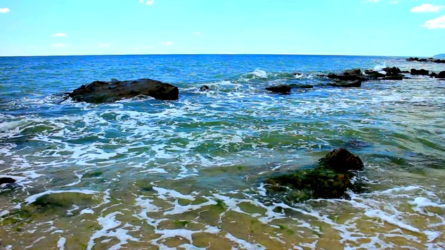 美丽的风景和海滩上的岩石和海浪视频下载