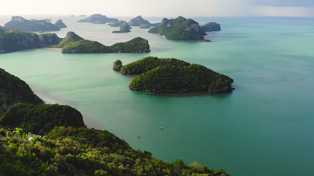 鸟瞰图鸟瞰图的海洋岛屿在昂通国家海洋公园附近的旅游天堂苏梅岛热带度假胜地。泰国湾的群岛。田园诗般的自然背景视频素材