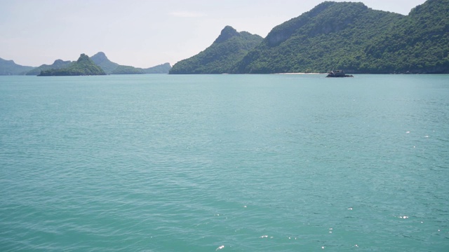 一组海岛在昂通国家海洋公园附近的苏梅岛天堂热带旅游胜地。泰国湾的群岛。田园诗般的绿松石海洋自然背景与复制空间视频素材