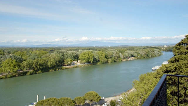 Rhône河在阳光明媚的一天视频素材