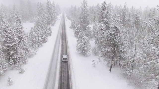 无人机:通勤者在下班回家的路上遇到了严重的暴风雪视频素材