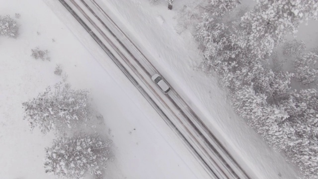 从上到下:在华盛顿斯波坎市，汽车穿过一个被雪覆盖的十字路口视频素材