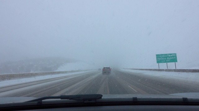 POV:在犹他州的州际高速公路上行驶在一场严重的暴风雪中。视频素材