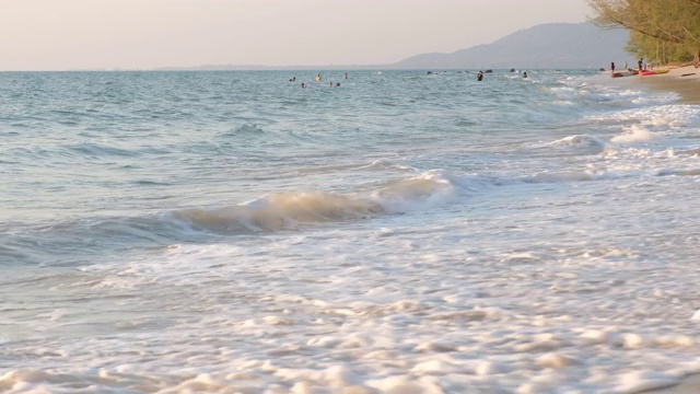 碧绿的大海和美丽的海滩视频素材