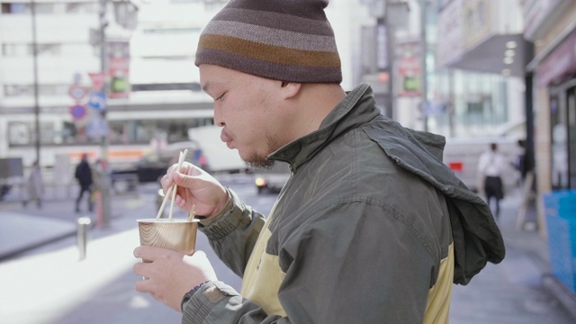 亚洲人在东京吃日本食物的传统。视频素材