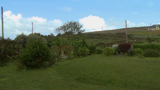 前院和草原山坡视频素材