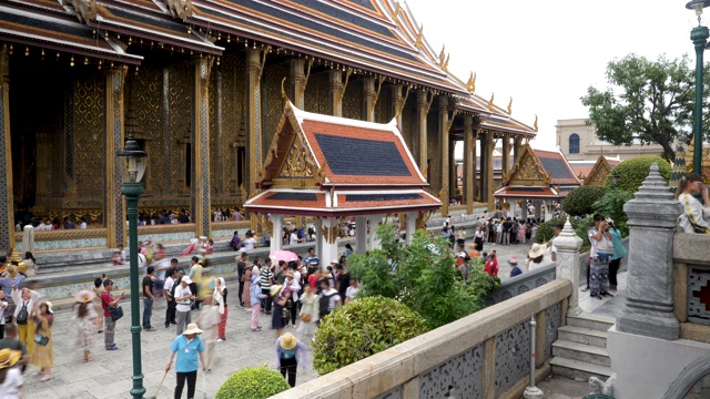 旅行团、家庭和游客参观泰国曼谷大皇宫，探索许多华丽的建筑，惊叹于它们的华丽和装饰。首都的顶级旅游景点。视频素材