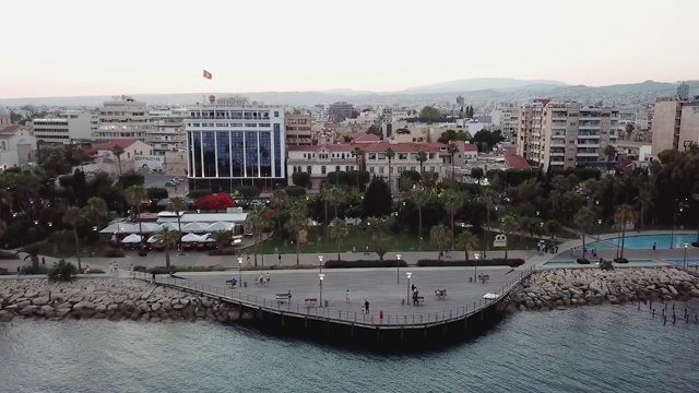 鸟瞰图，利马索尔步道，塞浦路斯，无人机飞向海岸视频素材