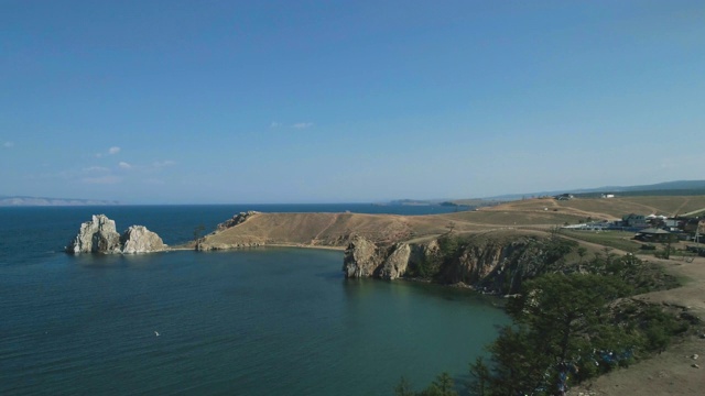 奥尔孔岛的自然地标——沙曼卡岩。夏天的贝加尔湖视频素材