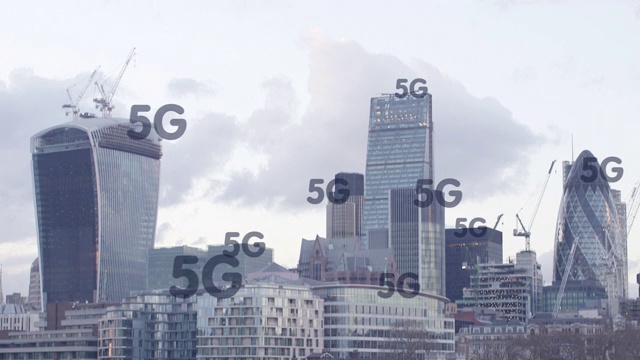 通过5G、无线网络、移动技术概念、数据通信、云计算、人工智能、物联网来连接伦敦金融城的未来观。视频素材