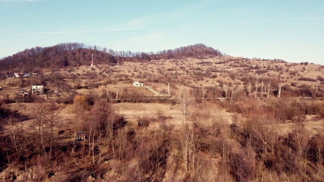 无人机拍摄的乡村地区有山丘和枯死的植被在秋天的白天视频素材