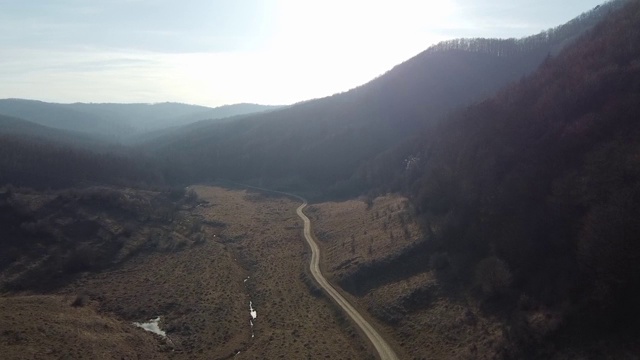 森林的树鸟瞰图。无人机拍摄的深秋的森林和乡村道路。深秋的森林山丘。鸟瞰图森林。视频素材