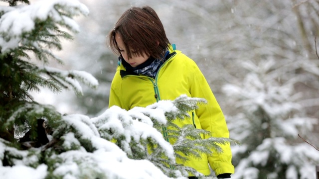 可爱的蹒跚学步的男孩，在操场上玩雪视频素材