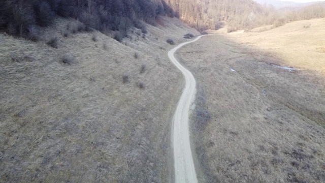 无人机拍摄的乡村地区有山丘和枯死的植被在秋天的白天视频素材