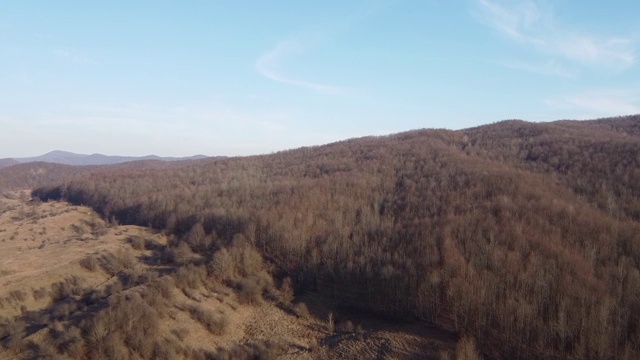 无人机拍摄的乡村地区有山丘和枯死的植被在秋天的白天视频素材