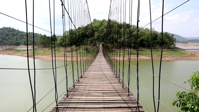 在河上的吊桥上行走。视频素材