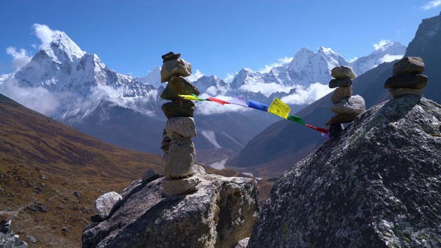 神圣的佛教祈祷彩旗与咒语飘扬在强风与山谷和Ama达布拉姆6812米峰。靠近Dughla 4620m的珠穆朗玛峰大本营徒步路线。视频素材