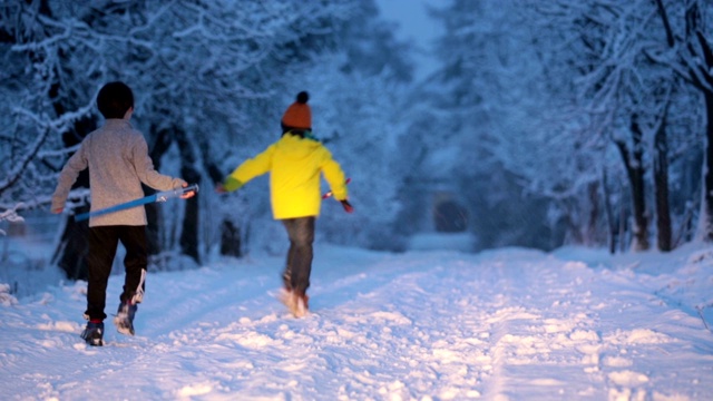 学校的孩子，玩剑，在雪夜打架视频素材