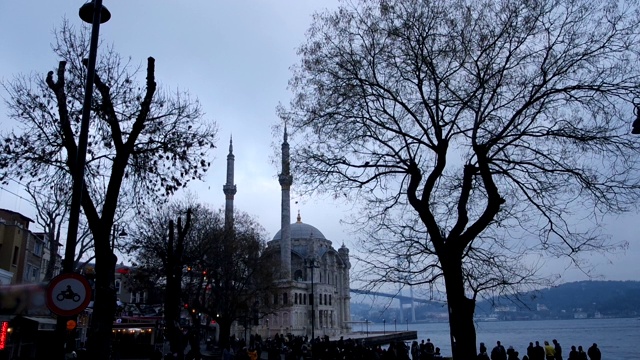 人们在历史悠久的Ortaköy清真寺前拍照。视频下载