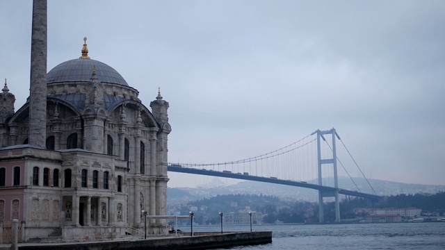 Ortaköy清真寺和博斯普鲁斯大桥。封闭和恶劣天气视频下载