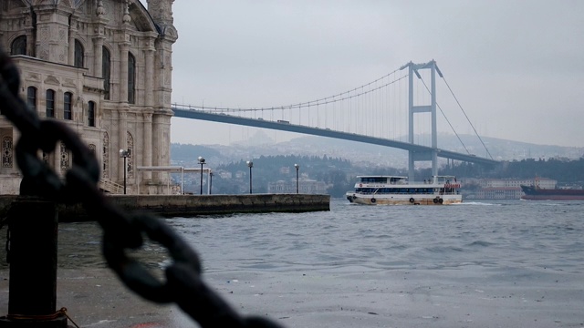 Ortaköy清真寺和博斯普鲁斯大桥，从后面的链条可以看到。视频下载