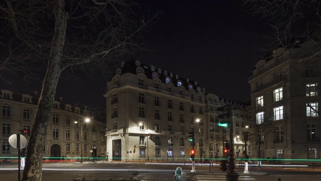 Hyperlapse on Place de里约热内卢de Janero沿着Hausmann建筑在夜晚的街道上有光的轨迹视频素材