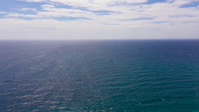 海景,鸟瞰图。蓝色的海和天空和云视频素材