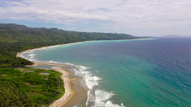 海景，岛上附近美丽的海湾。蓝色的大海和天空与云，从无人机观看视频素材