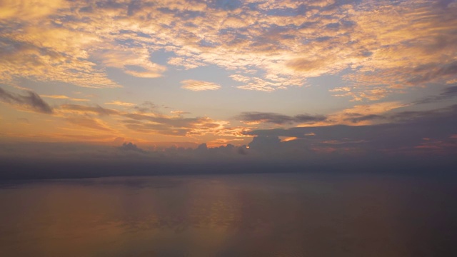 美丽的云彩和落日在海上视频素材