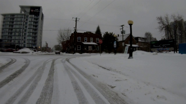 在暴风雪中驾驶渥太华视频素材