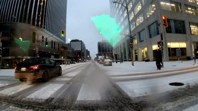 在暴风雪中驾驶渥太华视频素材