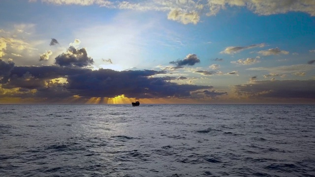 飞过海面，船只搁浅视频素材