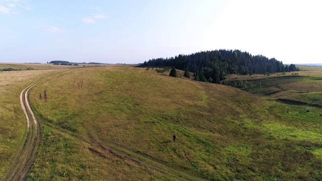 空中飞过田野和山丘视频素材