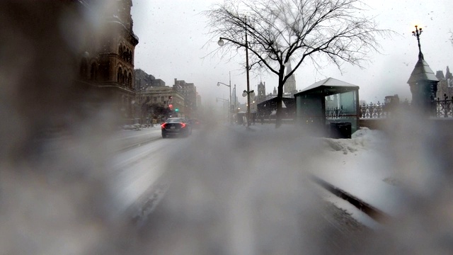 在暴风雪中驾驶渥太华视频素材