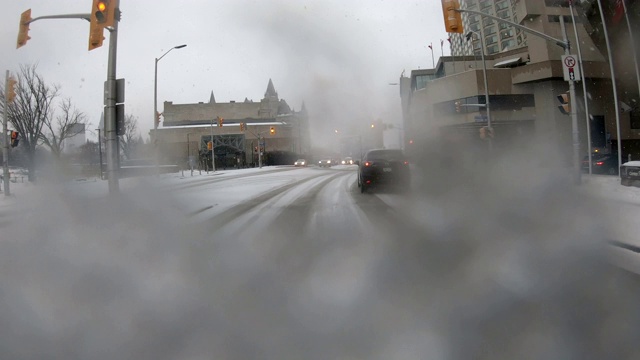 在暴风雪中驾驶渥太华视频素材