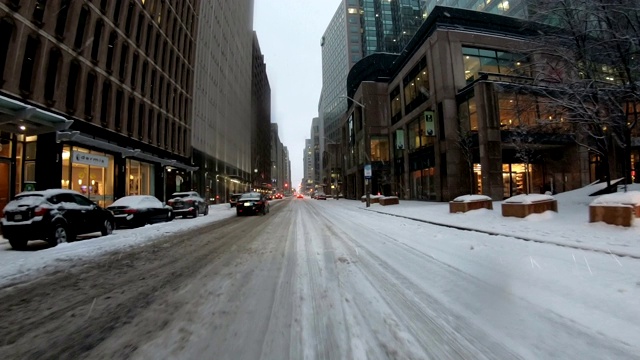 在暴风雪中驾驶渥太华视频素材