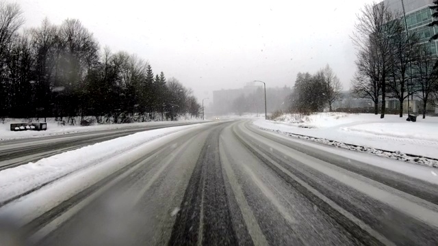 在暴风雪中驾驶渥太华视频素材