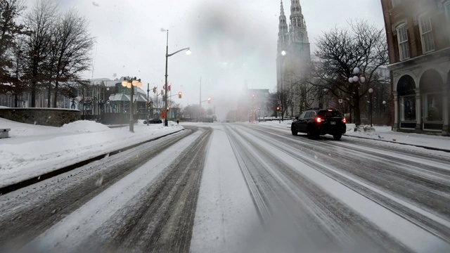 在暴风雪中驾驶渥太华视频素材